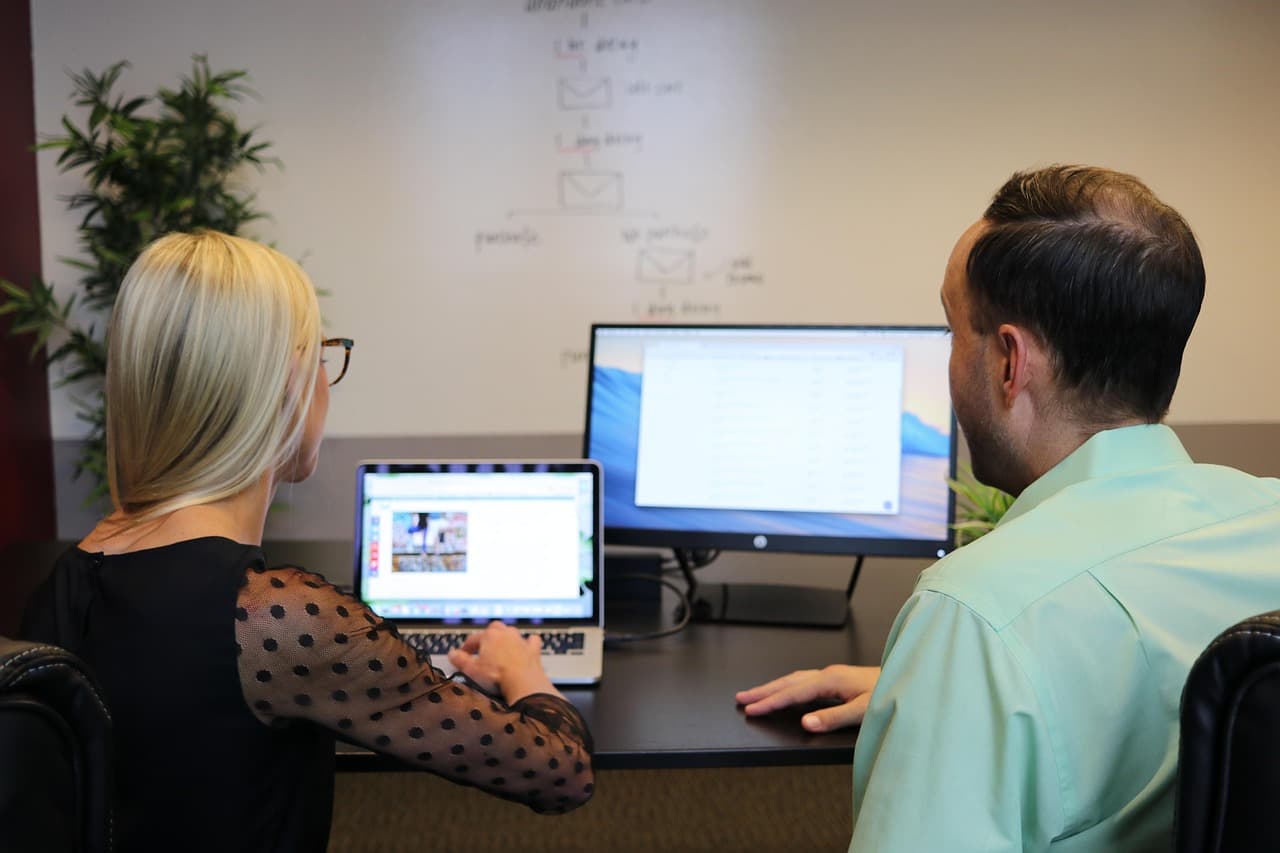 Searchable team working with a client